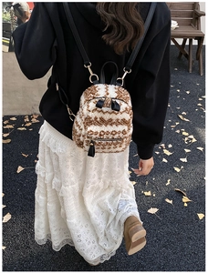 Outdoor-Aufnahme eines Mini-Rucksacks mit Leopardenmuster, Plüsch und Golddetails