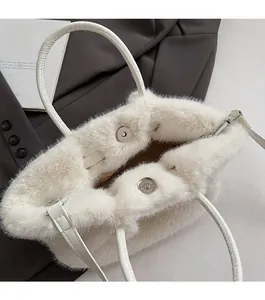 Detailansicht der weißen Plüschhandtasche mit Magnetverschluss und braunem Innenfutter