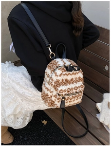 Detailansicht des Plüsch-Rucksacks mit Leopardenmuster und goldenen Metallakzenten