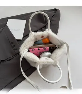 Details der großen Innenkapazität und des Magnetverschlusses der weißen Pelzhandtasche