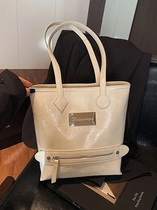 Grand sac cabas beige chic en cuir texturé vintage avec plaque en métal argenté