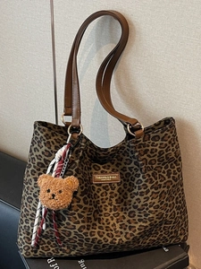 Borsa Tote in Tessuto Scamosciato con Stampa Leopardata Donna Grande Capacità Borsa a Tracolla Vintage Ciondolo Orsetto Borsa Autunno Inverno