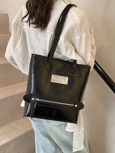 Sac cabas noir en cuir PU plissé avec plaque logo argentée et détails zippés