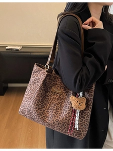 Grande borsa tote leopardata in pelle scamosciata con manici in pelle e charm orso