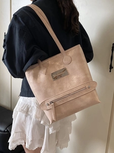 Sac fourre-tout beige à texture plissée élégante et plaque métallique logo