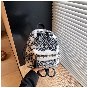 Detailansicht eines Mini-Plüschrucksacks mit schwarz-weißem geometrischem Muster