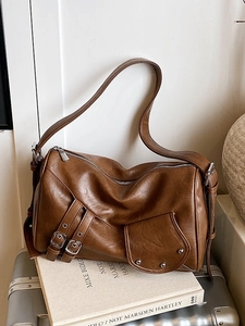 Sac Boston vintage en cuir synthétique marron avec boucles argentées et bandoulière