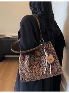 Borsa tote leopardata in finta pelle scamosciata con manici in pelle e ciondolo orso