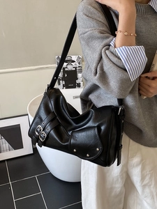 Grand sac cabas en similicuir noir souple avec boucles argentées et clous punk