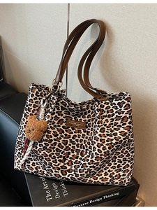 Borsa tote retrò leopardata in finta pelle scamosciata con manici in pelle e ciondolo