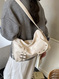 Sac fourre-tout crème en similicuir avec boucles métalliques et poche latérale en action