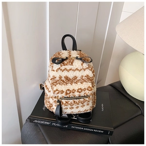 Nahaufnahme eines Mini-Plüschrucksacks mit Leopardenmuster auf einem Designbuch