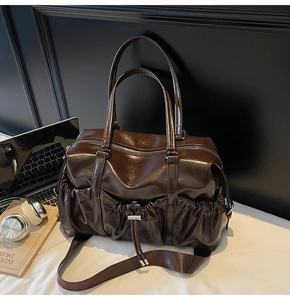 Vue détaillée du sac cabas marron brillant avec poche avant à cordon coulissant