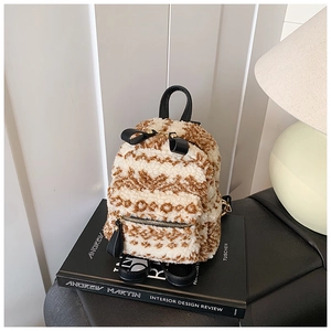 Details des trendigen Plüsch-Mini-Rucksacks mit braun-weißem Kunstfell und schwarzer Schleife