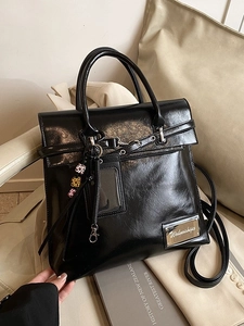 Sac à dos brillant en cuir verni noir pour femme avec breloque léopard et porte-cartes