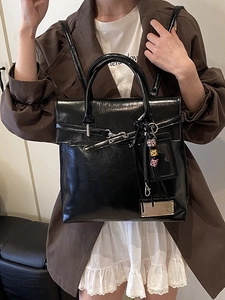 Sac à dos en cuir noir brillant avec breloques dés colorés et bretelles réglables
