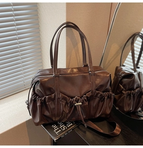 Vue détaillée du sac cabas en cuir marron foncé avec cordon de serrage et jeux d'ombre