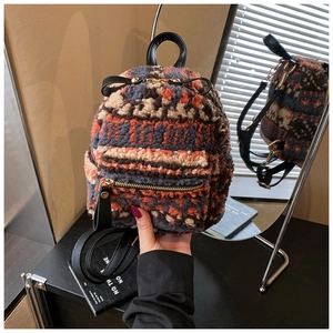 Detailansicht eines kleinen Lammwoll Rucksacks mit geometrischen Mustern und Gold-Zipp