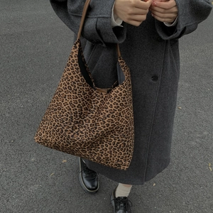Streetstyle opname van grote hobo-tas met luipaardprint en bruine schouderbanden