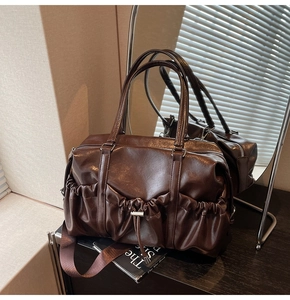 Détail du sac cabas en cuir PU marron foncé brillant avec texture à cordon coulissant
