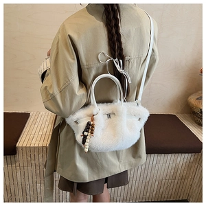 Detailansicht der weißen Plüschtasche mit Lederriemen und retro Holzperlen-Dekoration