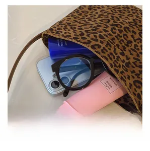 Dettaglio interno della borsa a secchiello leopardata con spazio per oggetti comuni
