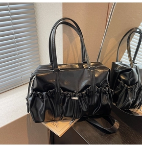 Détails d'un sac cabas en similicuir noir avec poches plissées et cordons de serrage