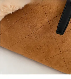 Détail d'un sac à main matelassé en daim marron avec garniture en fausse fourrure beige