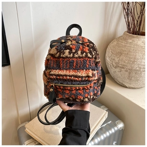 Detailansicht der ethnischen Plüschtextur und der hochwertigen Ledergriffe des Mini-Rucksacks