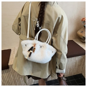 Detail der weißen Plüschtasche mit Holzperlen und elegantem Lederbandverschluss