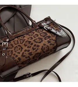 Détail de la texture léopard en fausse fourrure et de la bandoulière en cuir de ce sac à main