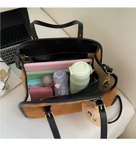 Grand sac cabas en daim marron avec intérieur spacieux pour tablette et objets divers