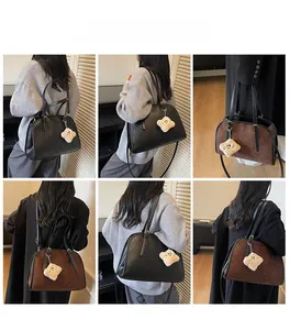 Vues détaillées de sacs à main matelassés vintage en noir et marron avec pendentif ours