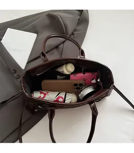 Vue de dessus du sac cabas en cuir marron brillant montrant sa grande capacité de rangement