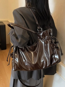 Sac à bandoulière hobo café foncé à la mode avec finition brillante et plissée