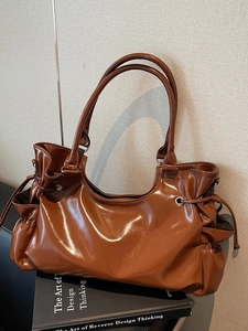 Sac bandoulière marron caramel poli avec cordon de serrage et cuir brillant