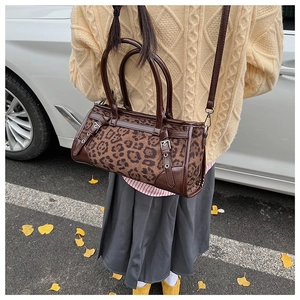 Streetstyle-Ansicht einer Boston Bag mit Leopardenmuster und dunklen Ledergriffen