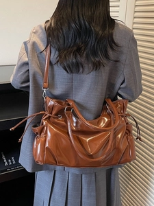 Sac fourre-tout tendance en similicuir marron brillant avec cordon et bandoulière