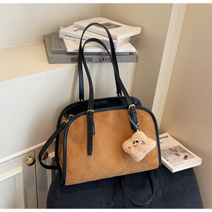 Détail du sac cabas vintage en daim marron avec matelassage et breloque étoile