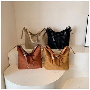 Sac fourre-tout minimaliste en daim avec nœud et poches latérales en quatre couleurs