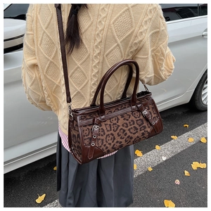 Detailansicht einer Vintage-Tasche mit Leopardenmuster, Lederbesatz und Silberschnallen