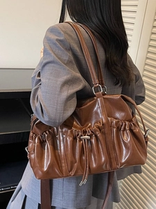 Sac fourre-tout vintage en similicuir marron foncé avec design plissé et bandoulière
