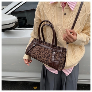 Nahaufnahme der Vintage-Handtasche mit Leopardenmuster, Lederbesatz und Schnallen