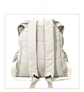 Dettaglio degli spallacci imbottiti e del tessuto in nylon grigio dello zaino da viaggio