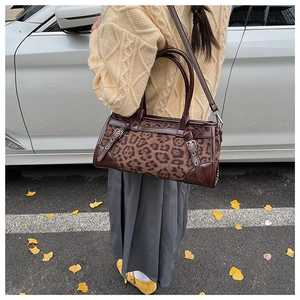 Schicke Umhängetasche mit Leopardenmuster und silberner Schnalle in Streetstyle-Szene