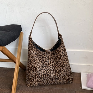 Detail van vintage luipaard shopper met bruin lederen handvat en ruime binnenzijde