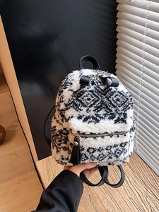 Kleiner Fleece-Rucksack mit schwarz-weißem Ethno-Muster und schwarzer Leder-Schleife