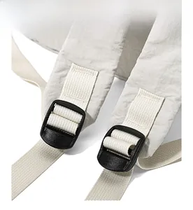Dettaglio dello spallaccio dello zaino in nylon antistrappo con fibbia in plastica