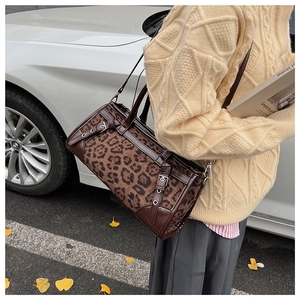 Detail der Vintage-Handtasche mit Leopardenmuster, braunem Kunstleder und Schnallen