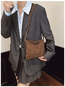 Borsa a spalla leopardata chic con tracolla marrone su un blazer grigio